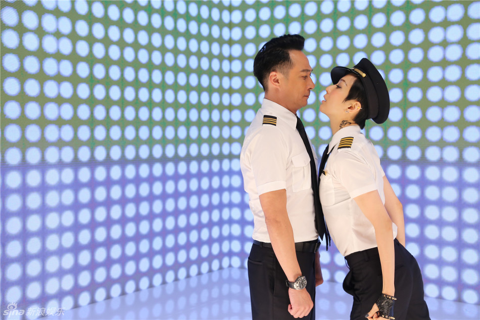 《沖上云霄》曝情人節(jié)海報(bào)