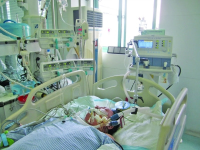 每天愛豪飲的廚師把自己喝成“牛奶血”了。