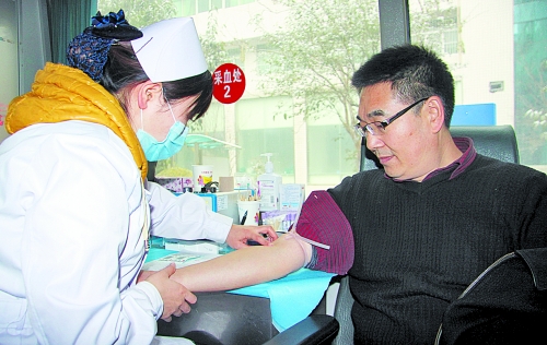 雪地里，百余名醫(yī)護(hù)人員獻(xiàn)血救急