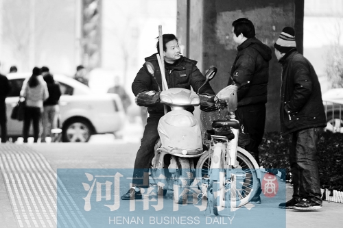 想讓農(nóng)民工安定下來(lái)，城市要給他們相應(yīng)的福利待遇，還有家的感覺(jué)