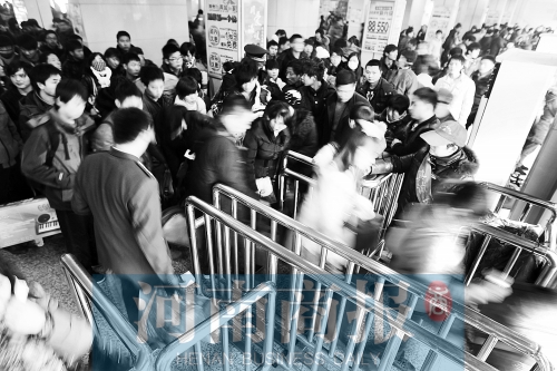 這兩天，汽車站客流量很大　