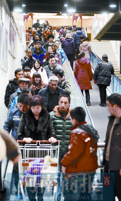 春節(jié)期間，鄭州各商超人流如織