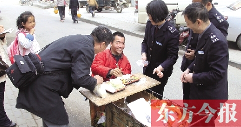 鄭州市民組織志愿者團(tuán)隊幫助腦癱患者袁小龍