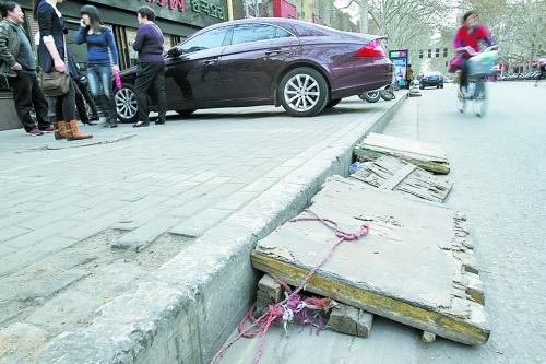 看車人制作的斜木板，引司機(jī)停車
