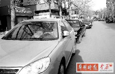 友愛路，路邊停了一排車，本來不寬的路就變得更窄了。