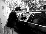 有個(gè)人晃了一圈后，寶馬、現(xiàn)代、越野的車(chē)窗都“長(zhǎng)”出大窟窿