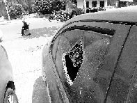 有個(gè)人晃了一圈后，寶馬、現(xiàn)代、越野的車(chē)窗都“長(zhǎng)”出大窟窿