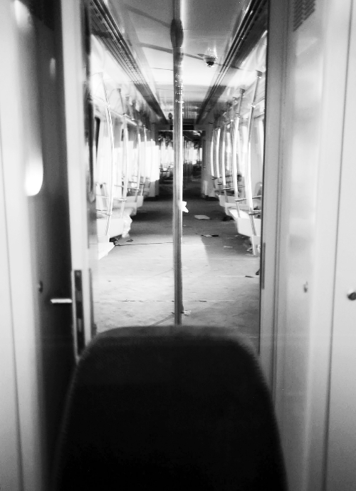 透過(guò)擋風(fēng)玻璃，依稀能看到車(chē)廂內(nèi)的樣子