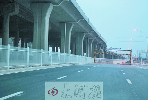 下穿隧道限高3米，不影響公交車通行。