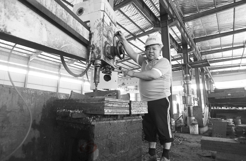 　　殘疾人員工已經能夠熟練地操控機床