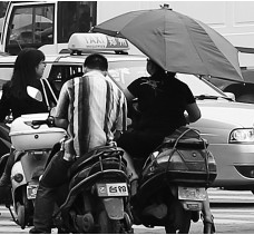 昨日，鄭州市鄭州花園路與農(nóng)業(yè)路交叉口，電動車裝傘埋下安全隱患