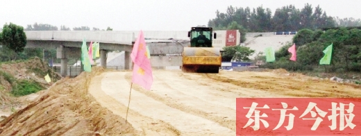 　昨日，正在施工中的鄭州市文化路與連霍高速互通式立交