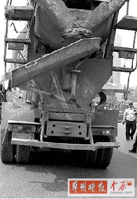 　當(dāng)時，老人就倒在水泥罐車的右后輪邊