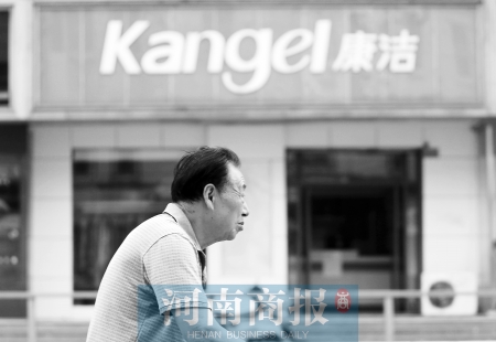 　這一切，將會(huì)給康潔公司、加盟商，乃至鄭州洗衣行業(yè)，帶來(lái)什么？ 記者 趙卓/攝