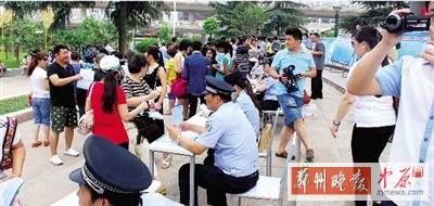 昨天上午，警方在紫荊山廣場進(jìn)行了大規(guī)模的宣傳活動(dòng)。警方供圖