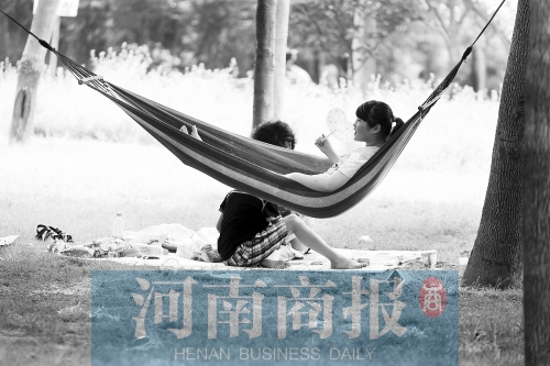 天又熱了起來，外出游玩，記得防曬哦 記者 趙卓/攝　