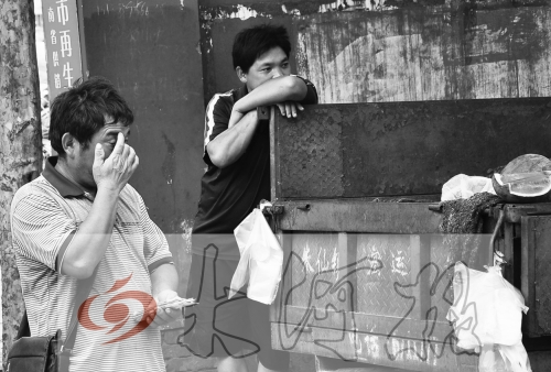 　拿著錢，陳小立感動(dòng)得哭了。