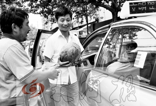 　　的哥將一天的運(yùn)營(yíng)收入捐給陳小立，陳小立送瓜感謝。