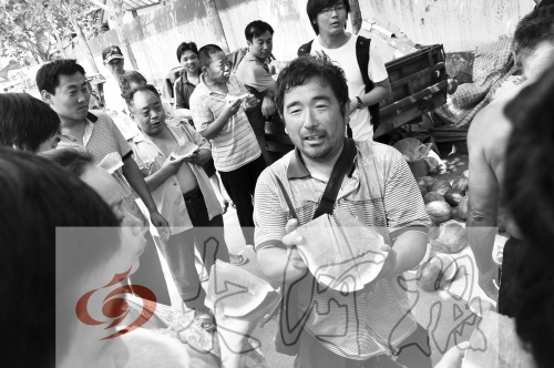 為了表示感謝，陳小立切西瓜分給大家吃。