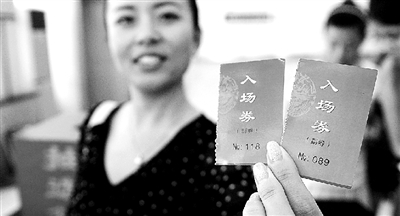 本報(bào)記者抽出的兩名消費(fèi)者代表。