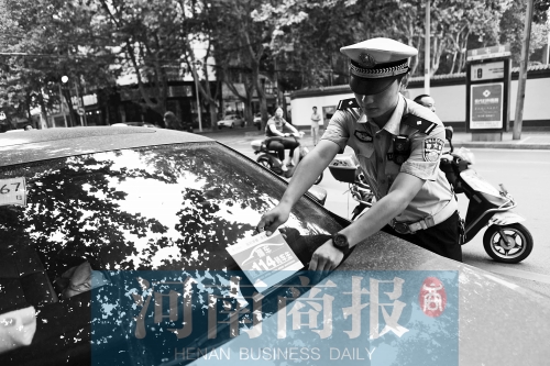 有了這張挪車卡，不會泄露隱私，別人又能方便地聯(lián)系上自己記者 邱曉峰/攝