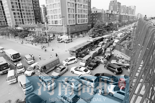 路口四個(gè)方向直行、左轉(zhuǎn)交織，車(chē)輛相互抵頭，無(wú)法正常通行