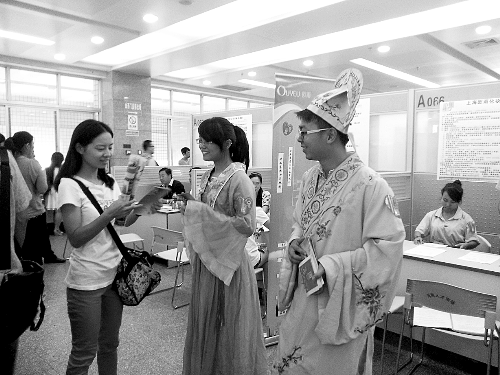 招聘會(huì)上，企業(yè)玩起行為藝術(shù)。