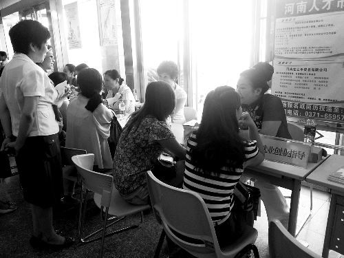 招聘會(huì)，導(dǎo)師團(tuán)正與大學(xué)生面對(duì)面交談。