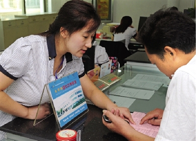 一位男士在金水區(qū)房管局辦事窗口詢問公租房申請手續(xù)如何辦理。
