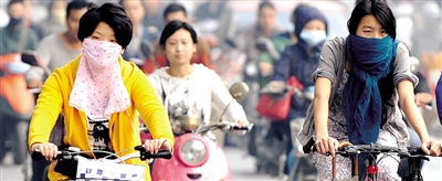 10月8日，鄭州市民遮擋口鼻騎行。 新華社發(fā)