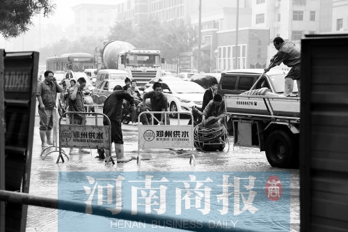 工作人員正在搶修，預(yù)計(jì)今晚能恢復(fù)供水