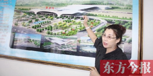 梁園區(qū)高鐵建設(shè)指揮部常務(wù)副指揮長、梁園區(qū)委副書記杜麗亞向記者介紹高鐵站效果圖