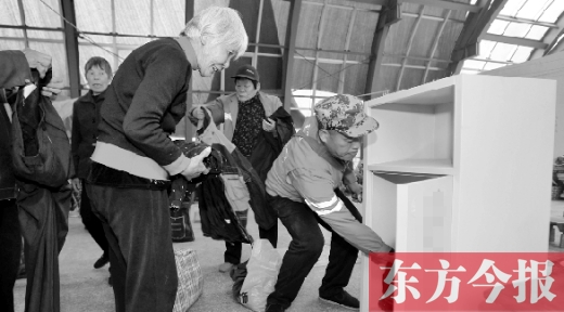 　11月5日，孫德坤把棉衣送到今報(bào)的一處“愛有所衣”站點(diǎn)