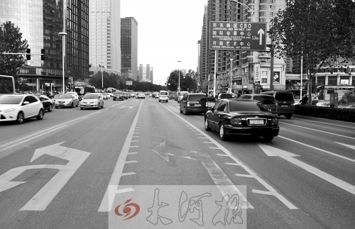 這條畫有多條短斜線的車道就是可變車道，視車流量大小而定，直行車輛多時它是一個直行車道，左轉(zhuǎn)車輛多時它