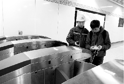 昨天上午，體育中心站，工作人員正在對(duì)進(jìn)出站閘機(jī)進(jìn)行調(diào)試。