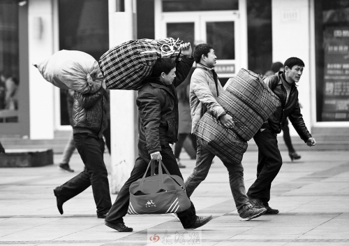 鄭州火車站廣場，行色匆匆的趕路人。