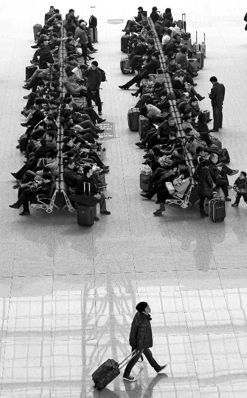 鄭州東站候車室，一些乘客在候車。