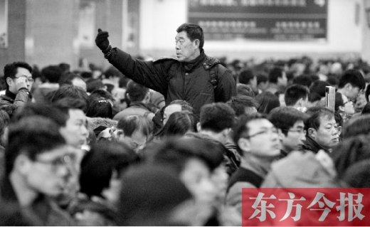 一場雨夾雪讓鄭州火車站的客流又增加了不少。昨天，售票大廳內(nèi)排隊購票的旅客摩肩接踵
