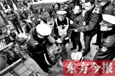 面對要暫扣的非機動車，看車人急了