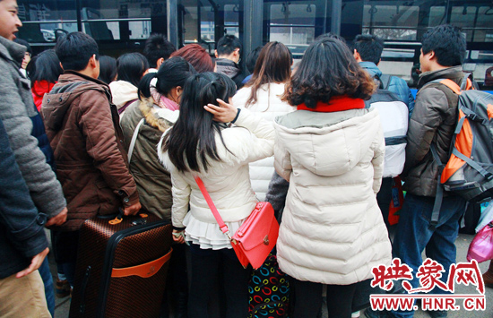 金水路紫荊山公交樞紐站牌處經(jīng)常是人頭攢動(dòng)。