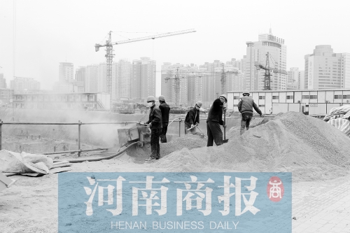 緯二路與東明路交叉口附近，一處工地上塵土飛揚(yáng) 記者 鄧萬(wàn)里/攝