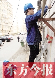 鄭州供電公司的技術(shù)人員正在需要更換智能電表的小區(qū)進(jìn)行換表準(zhǔn)備工作 鄭州供電公司的技術(shù)人員正在需要更換智能電表的小區(qū)進(jìn)行換表準(zhǔn)備工作