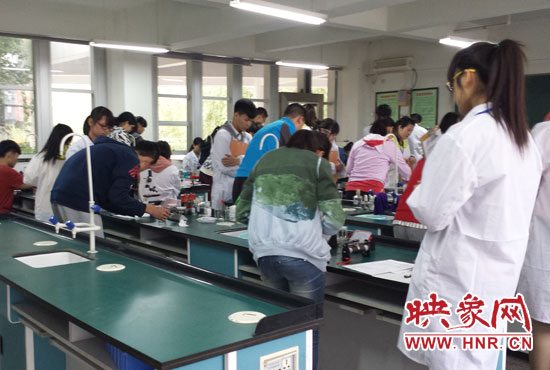 考試采用“一對(duì)一”的監(jiān)考方式。