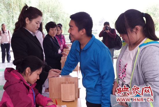 考生本人抽簽決定座號(hào)。