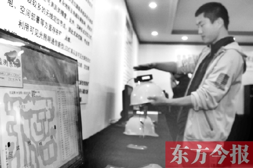 可見(jiàn)光通信技術(shù)應(yīng)用展示會(huì)上，參觀者體驗(yàn)新技術(shù)在采礦工具上的應(yīng)用