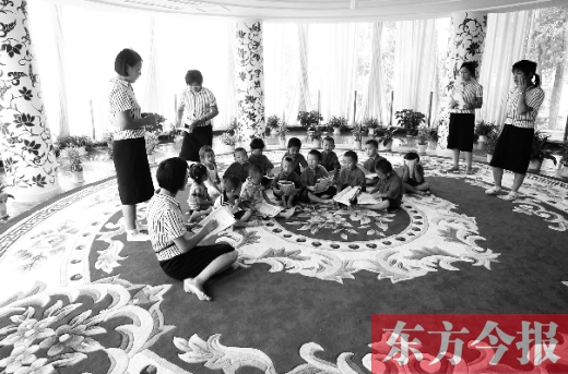 鄭州一幼兒園里的孩子在老師的帶領(lǐng)下讀《論語》。