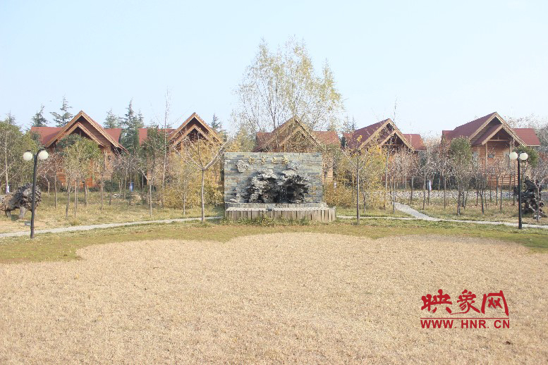 后面就是小別墅，前面是個(gè)廣場(chǎng)