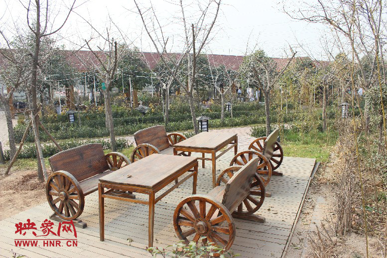 四五成群在這打牌，也是很有味道的一件事