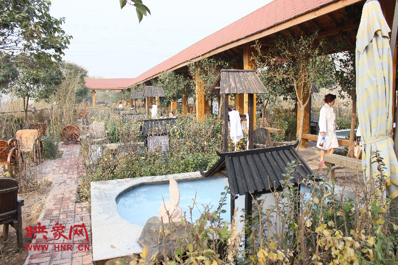 各種小溫泉池，溫度有高有低，每個(gè)池用料不同有各種功效