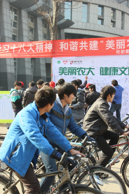 活動現(xiàn)場人流涌動，過路人群駐足觀看